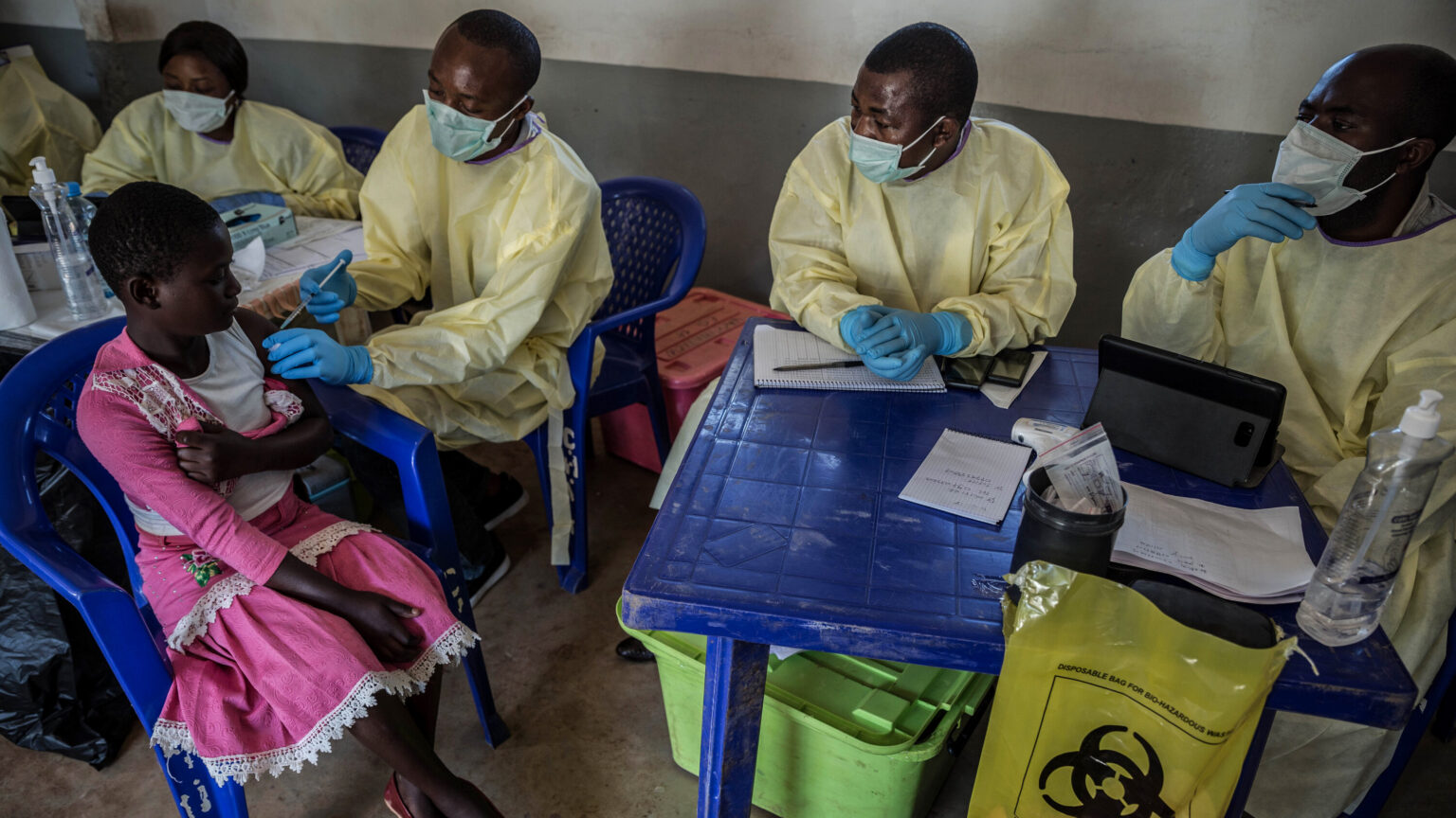 Ebola no Congo: A Epidemia que Pode Superar Todas as Outras Pessoas sendo vacinadas contra ebola